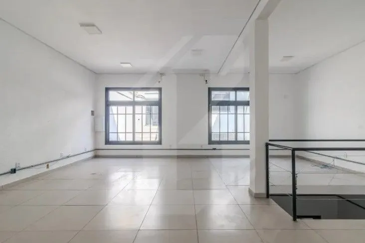 Imagem MÁFFER IMÓVEIS ALUGA - AMPLO PRÉDIO COMERCIAL COM 2 PAVIMENTOS Bairro Floresta - Porto Alegre Excelente prédio comercial, próximo ao shopping Total
