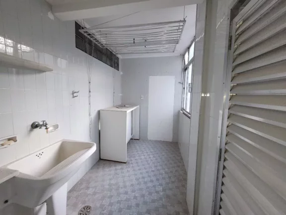 Imagem ASTÚRIAS - LOCALIZAÇÃO PRIVILEGIADA, UMA QUADRA DA PRAIA, AMPLO APARTAMENTO COM 100 M² ÚTEIS, GARAGEM DEMARCADA NO PRÉDIO, SERVIÇO DE PRAIA.