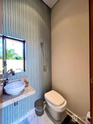 Imagem Casa t?(C)rrea em condomínio com piscina, vista permanente e 03 suítes.