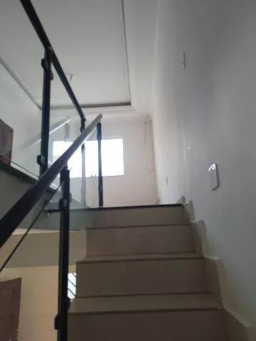 Imagem VENDA DE CASA NO JORDANÓPOLIS, EM ARUJÁ/ SP, 150M², c/ 3 dorm, sendo 2 suítes, 3 salas, cozinha, escritório, lavanderia e 4 vagas p/ auto. CONSULTE-
