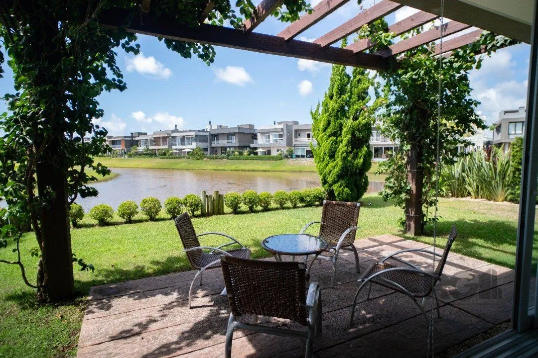 Oportunidade Única! Casa em Condomínio à Beira do Lago com 4 Suítes, sendo uma Térrea e uma Suíte Master Espetacular!