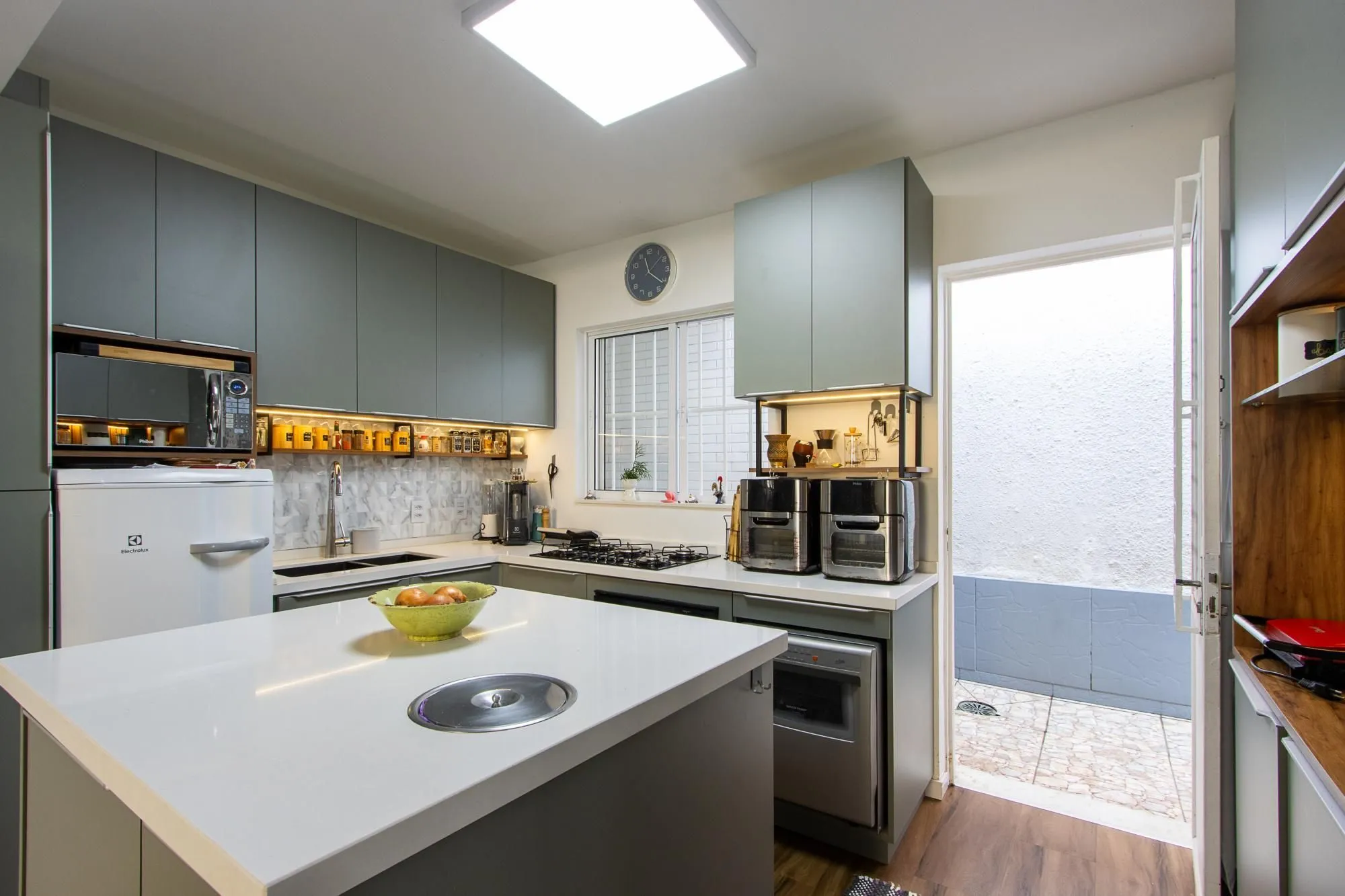 Imagem Linda casa totalmente reformada, 3 quartos (1 suite), 2 vagas cobertas - Bairro Nonoai