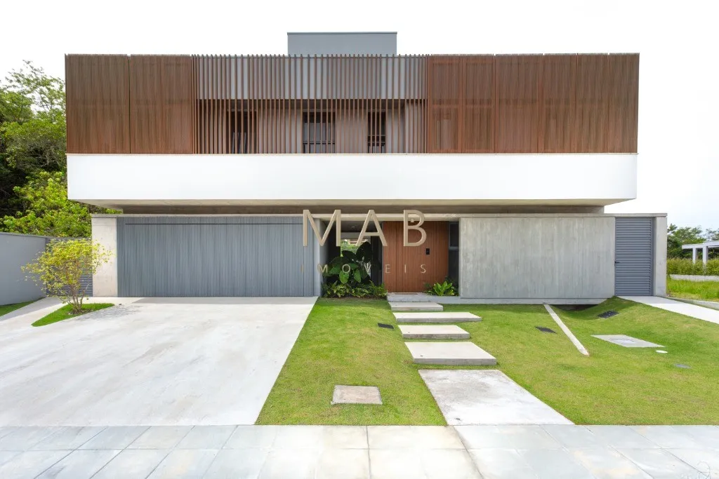 Foto do imóvel CASA DE ALTO PADRÃO PARA VENDA EM CONDOMÍNIO FECHADO, MOBILIADA, 4 SUÍTES, NO BAIRRO CACHOEIRA DO BOM JESUS EM FLORIANÓPOLIS/SC!