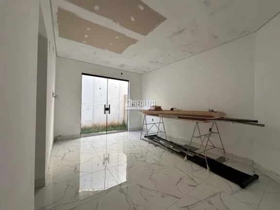 Imagem Casa à venda no Jardim do Lago, Uberaba: 4 dormitórios, piscina aquecida e hidromassagem