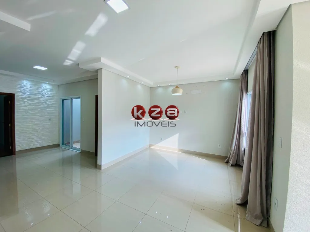 Imagem Casa para locação em condomínio exclusivo de Valinhos-SP, 3 quartos, 3 suítes, 3 salas, 5 banheiros, 6 vagas, 242m². Lenheiro