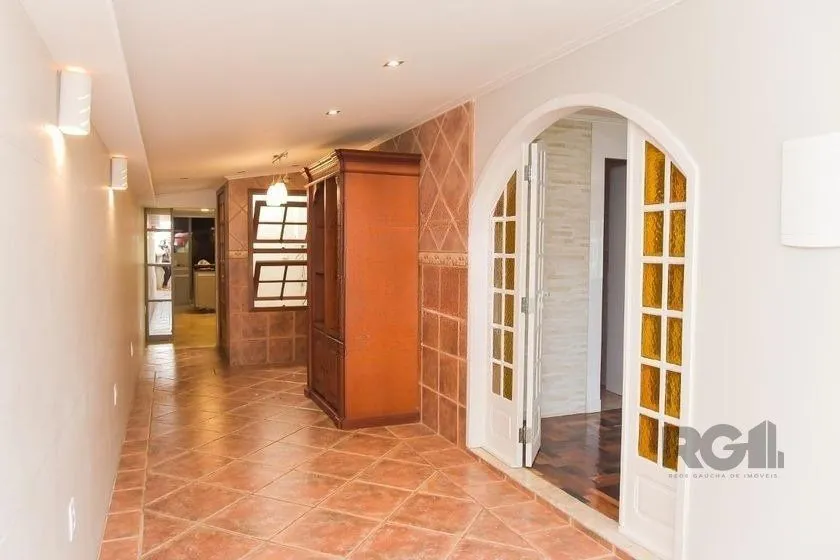Imagem Casa de 197m² - 5 dormitórios, 3 vagas no bairro Rubem Berta