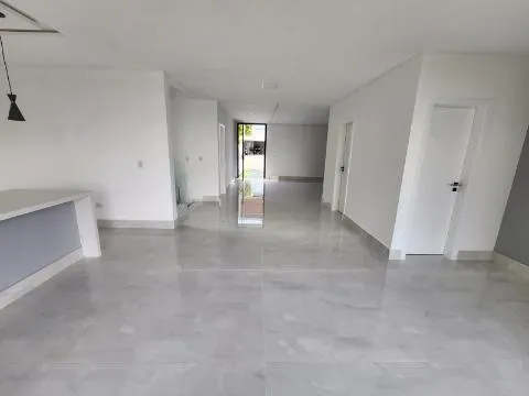 Imagem VENDA DE SOBRADO MODERNO NO CONDOMÍNIO ARUJÁ V, EM ARUJÁ/SP, com 300m², 04 suítes, sala 03 ambientes, piscina e garagem para 04 carros. CONSULTE-NOS.