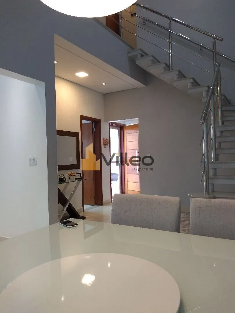 Imagem Descubra o privilégio de viver com conforto, segurança e requinte nesta residência única no Resi...