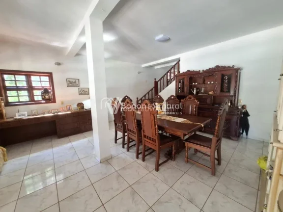 Imagem Linda chácara com total privacidade em meio à natureza!
Casa com 3 suítes (2 com closet), sala í...