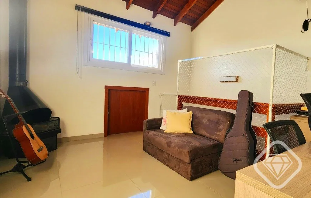 Imagem Casa semimobiliada em frente a uma linda praça no bairro Hípica, com ambientes amplos, excelente d...