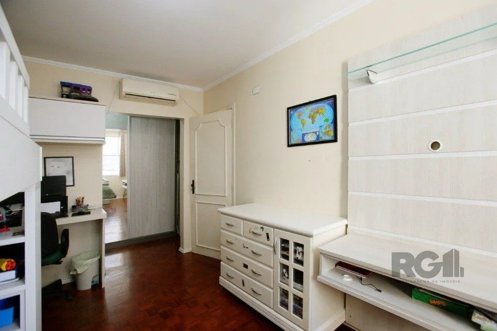 Imagem Excelente casa de 235m² com 4 dormitórios e 3 vagas no bairro Azenha.