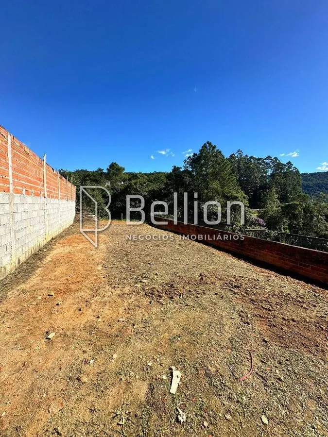 Imagem Residência situada em um bairro tranquilo em Timbó. Com um terreno espaçoso de 262,50 m², esta propriedade oferece um espaço para sua família desfrutar.