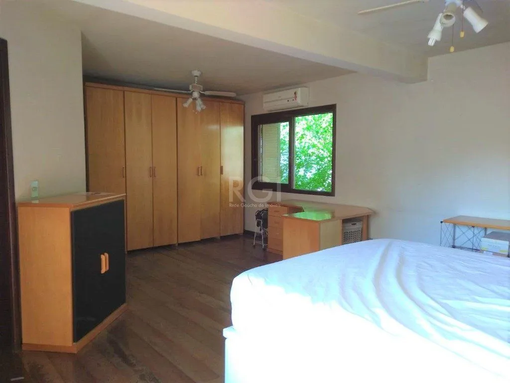 Imagem Casa para Venda - 219m², 3 dormitórios, sendo 1 suites, 4 vagas - Menino Deus