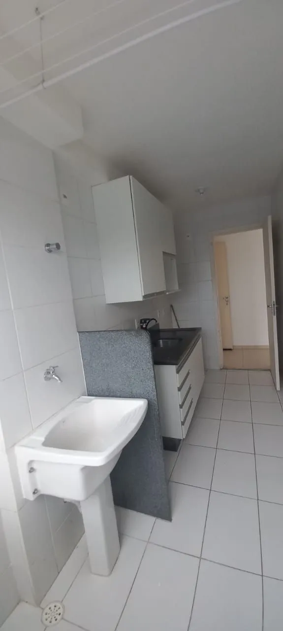 Imagem Apartamento à venda, no condomínio Reserva Anáua todo com piso porcelanato e armário na cozinha