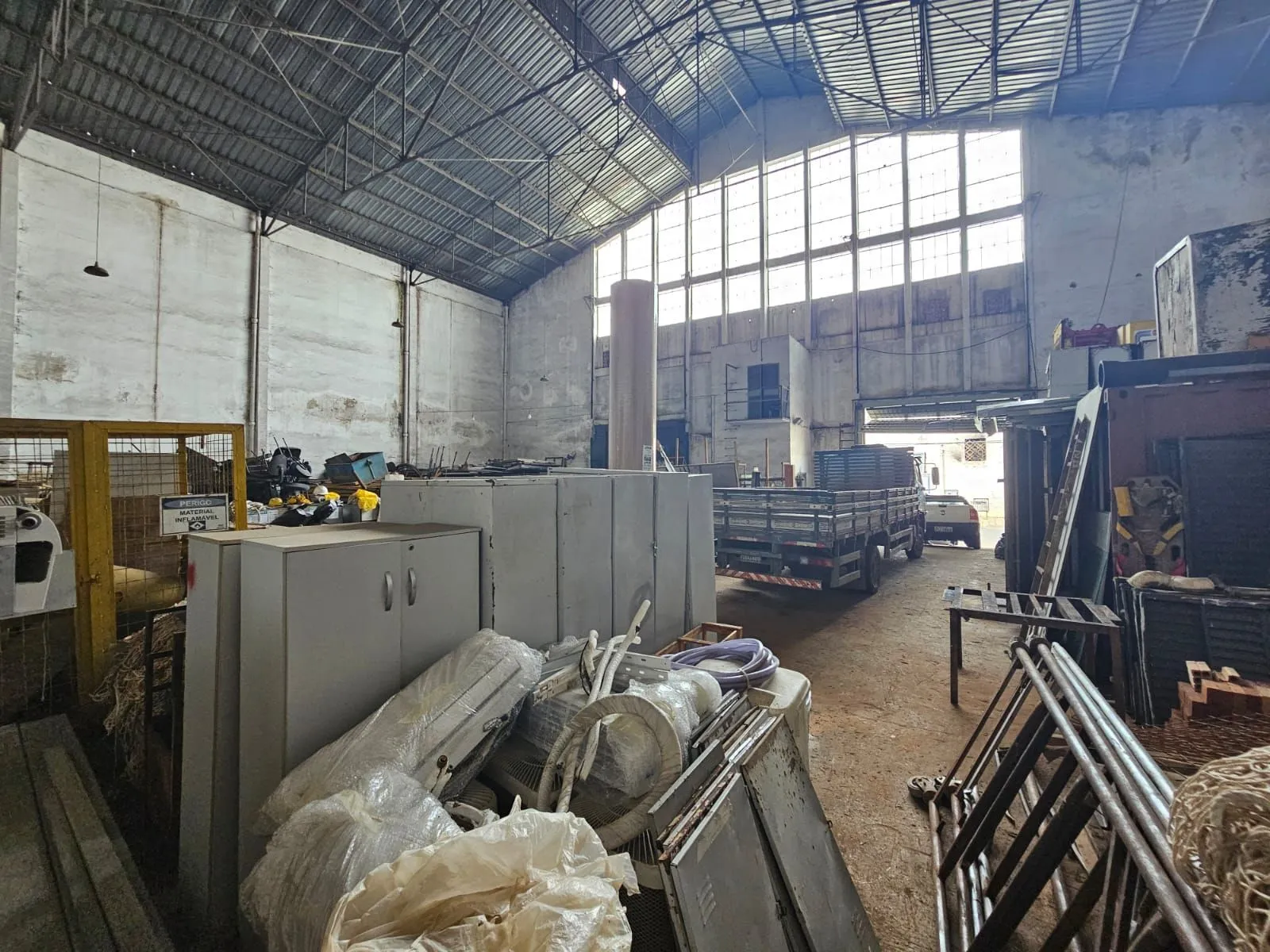 Imagem Pavilhão com 1036m2 próximo as Ferramentas Gerais