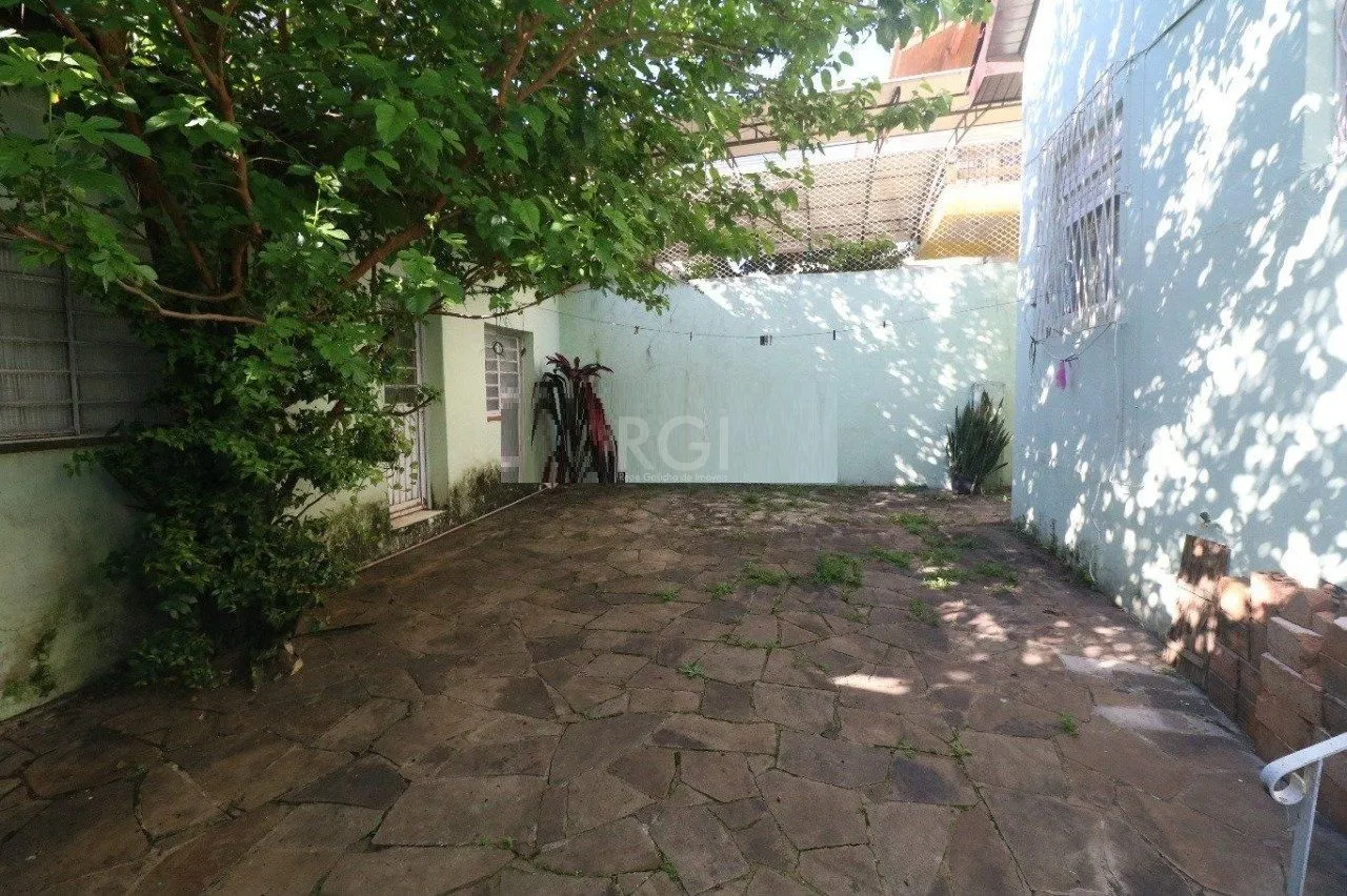 Imagem Casa para Venda - 250m², com 3 dormitórios, 1 suíte, sala ampla, copa cozinha, churrasqueira, lareira, banheiro social, dependência de empregada, 3 vagas - Medianeira