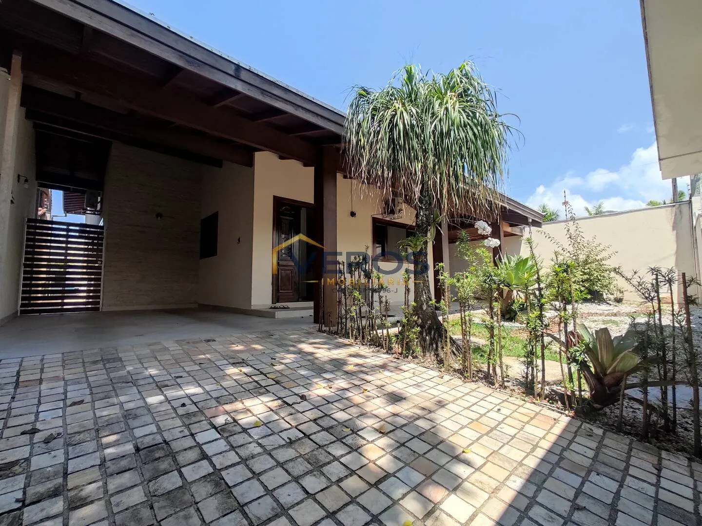 Imagem Casa com Piscina a poucos metros da praia no Indaiá em Caraguá