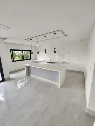 Imagem VENDA DE SOBRADO MODERNO NO CONDOMÍNIO ARUJÁ V, EM ARUJÁ/SP, com 300m², 04 suítes, sala 03 ambientes, piscina e garagem para 04 carros. CONSULTE-NOS.