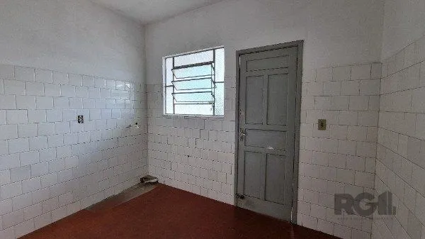 Imagem Casa /Sobrado com apartamento e loja, estacionamento, a venda no Bairro Jardim Itu. Lojão embaixo com dois banheiros e divisórias,
