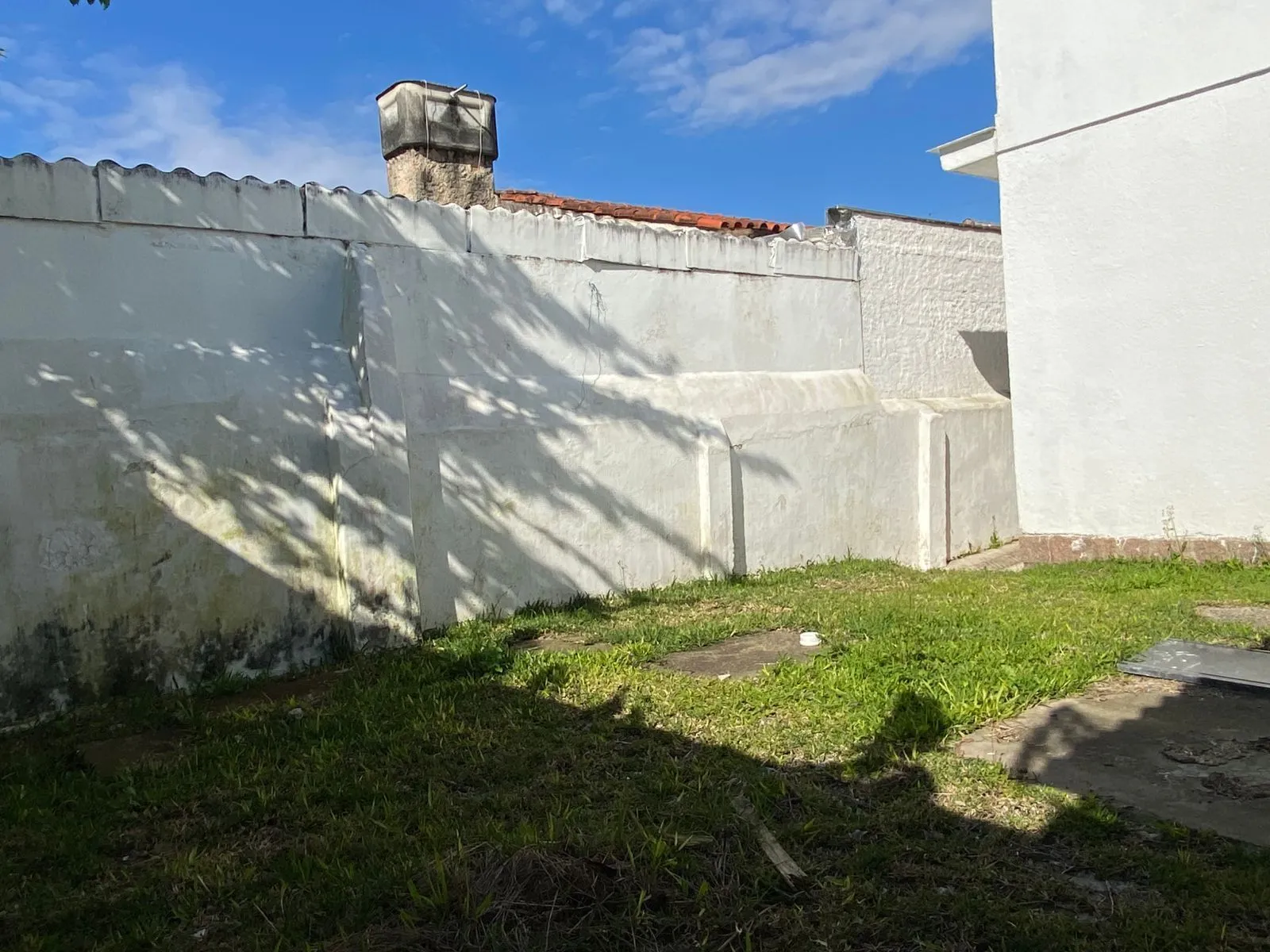 Imagem Casa de (3)três quartos, sendo uma suíte com duas vagas de garagem.