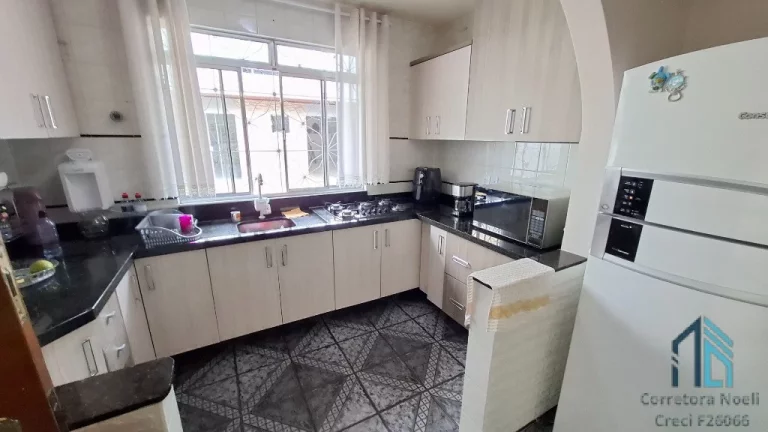 Imagem Casa, terreno com duas casas, 05 quartos c/suíte, área gourmet, no Capão Raso em Curitiba PR