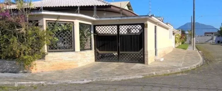 Imagem LINDA CASA EM DOIS LOTES COM BELA PISCINA E PAISAGISMO