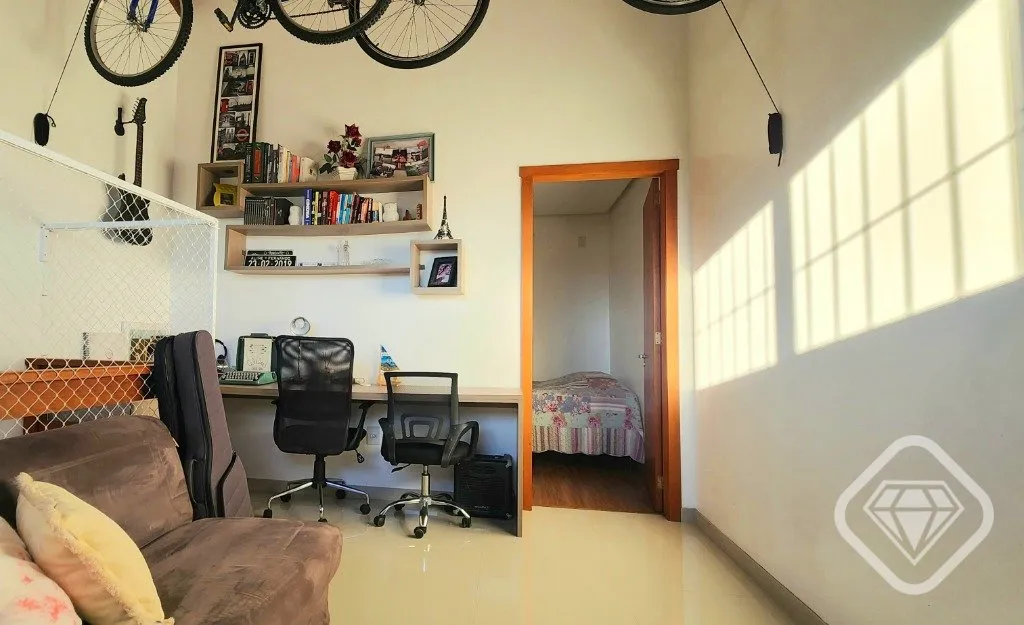 Imagem Casa semimobiliada em frente a uma linda praça no bairro Hípica, com ambientes amplos, excelente d...