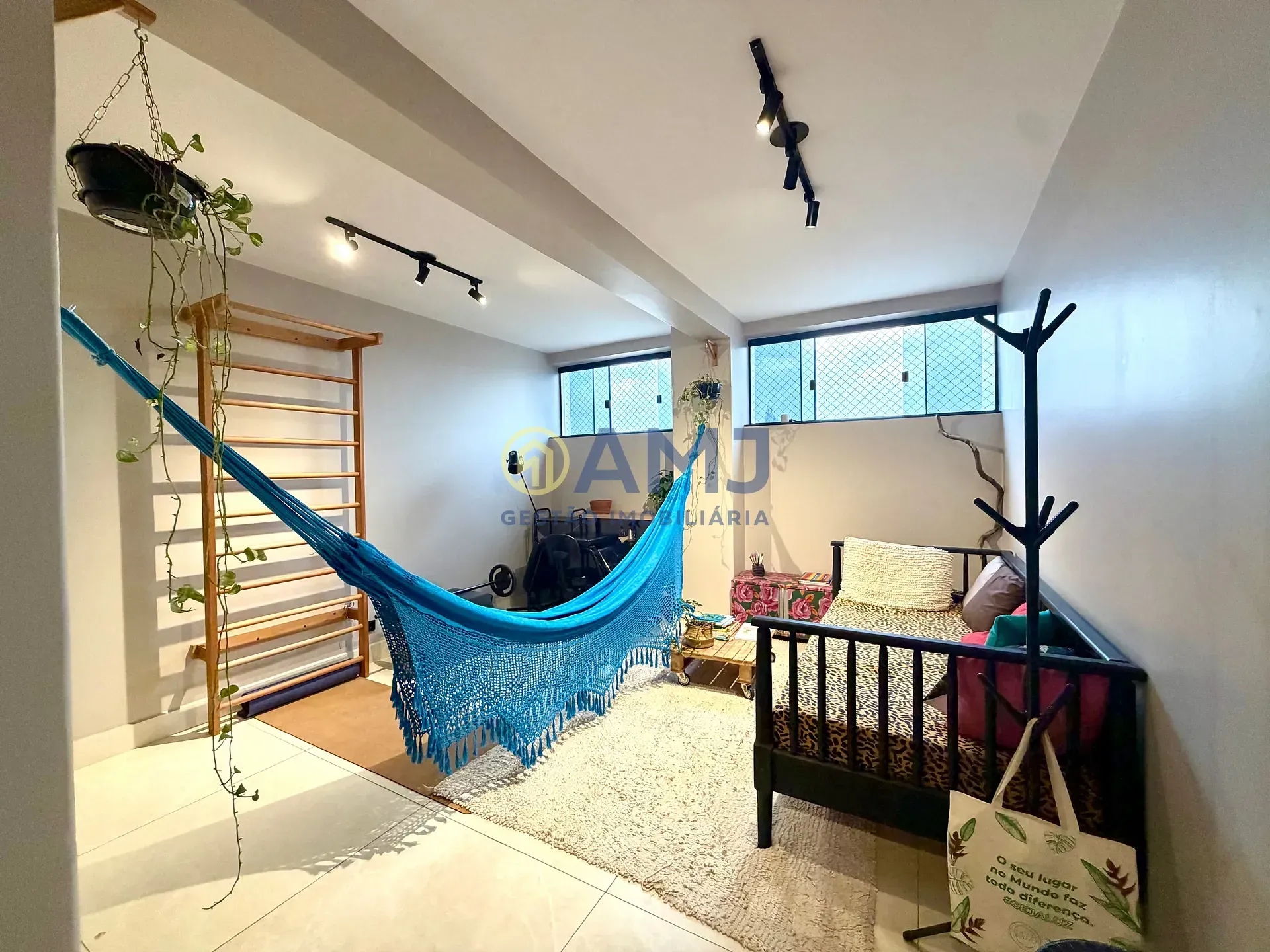 Imagem APARTAMENTO MOBILIADO E TOTALMENTE REFORMADO À VENDA - CENTRO | RUA 07