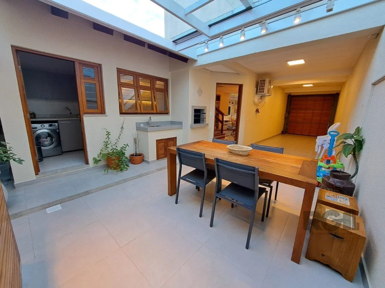 Imagem Casa em Condomínio com 03 quartos e 02 vagas no Bairro Nonoai