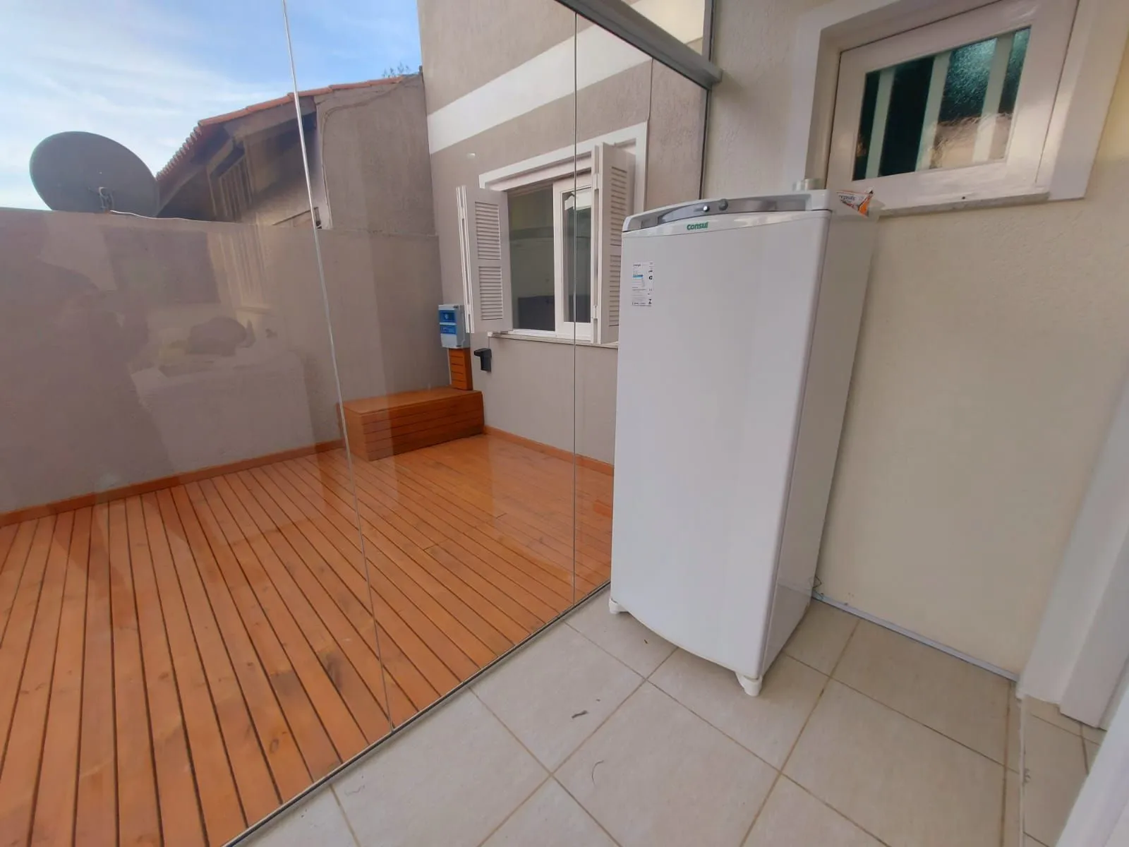 Imagem Ótimo sobrado semi mobiliado, 4 dormitórios sendo uma suíte, com piscina, em frente ao mar em Nova Tramandaí