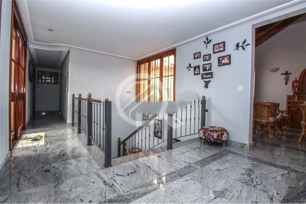 Imagem Exceletnte residência no bairro Medianeira, completamente revestida em mármore, destacando-se por ...