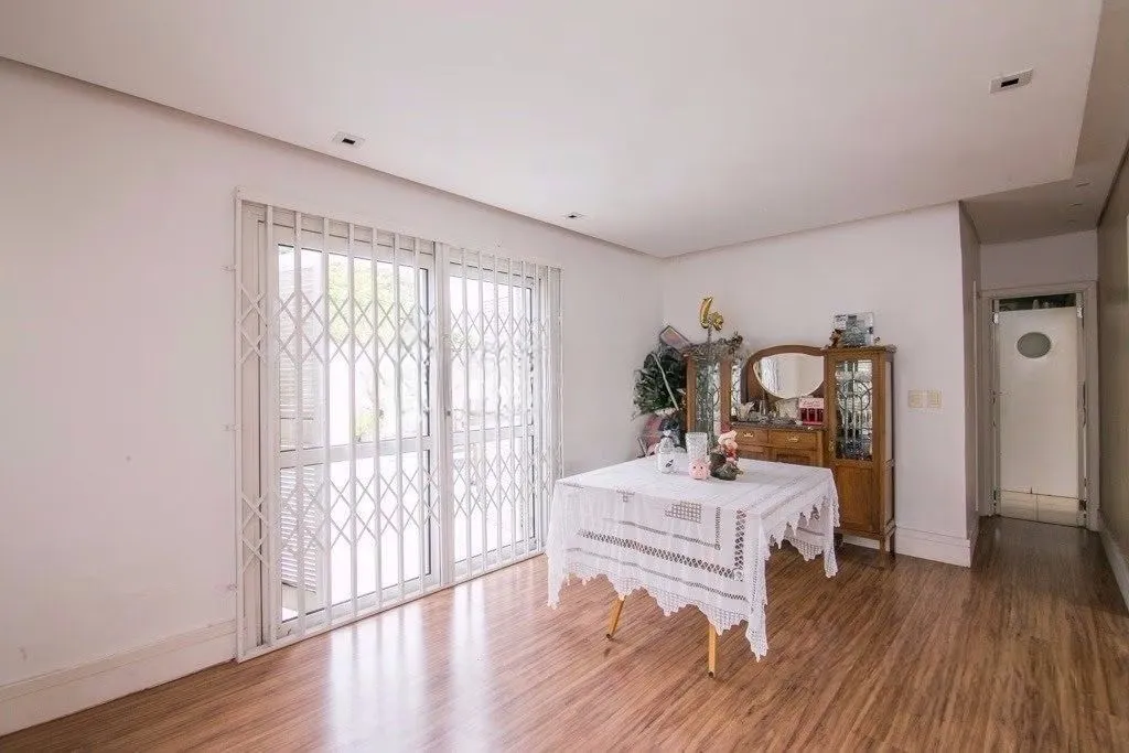 Imagem Casa de esquina com 6 dormitórios, 430m², piscina, 4 vagas