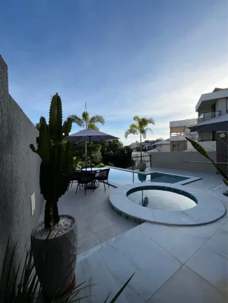 Imagem Impecável residência de alto padrão em Alphaville II, Salvador-BA: 4 suítes, 3 salas, 2 banheiros, 4 vagas - 496m².