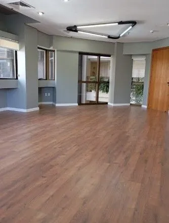 Imagem Oportunidade de Investimento. Sala Comercial para venda já locada no bairro Moinhos de Vento. Invista com segurança e rentabilidade imediata.