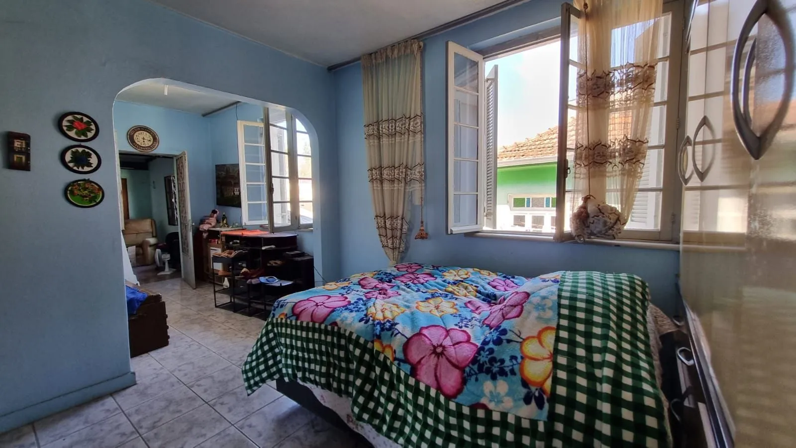 Imagem Casa Residencial de 2 pisos com 3 dormitórios , 2 banheiros + 1anexo com 2 aptos JKs , construído nos fundos do terreno no bairro Cidade Baixa/Azenha em Porto Alegre/RS.