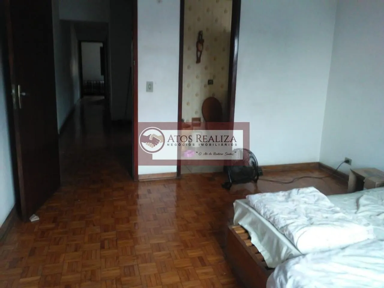 Imagem Oportunidade de um bom investimento. Vendo Sobrado de 180m² no Jardim Império, com 3 Dormitorios, sendo 1 Suíte, 2 Salas, Cozinha, 3 banheiros, 2 vagas de garagem cobertas, + uma pequena edícula. Valor R$ 600k, Agende uma visita e confira.