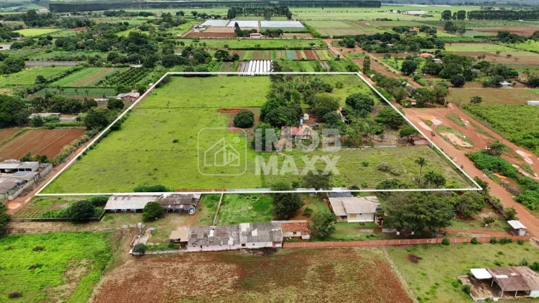 Imagem Chácara à venda em Brazlândia: 40.000m², 5 quartos, 3 banheiros, área rural. Oportunidade por R$900.000!