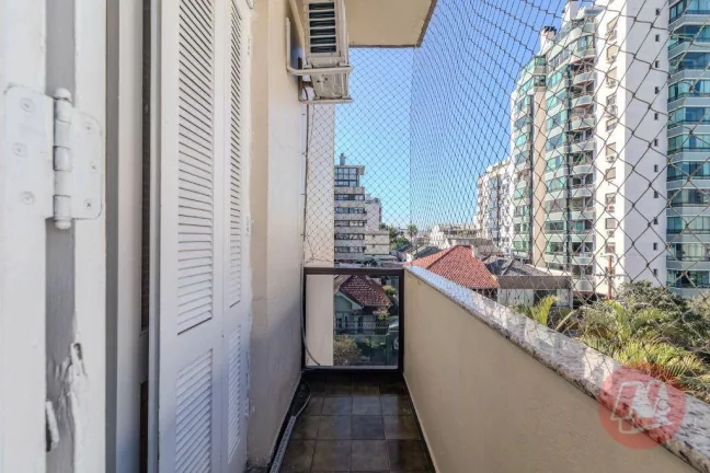 Imagem No Menino Deus 102 m², 2 dormitórios com sacada. e todo mobiliado.