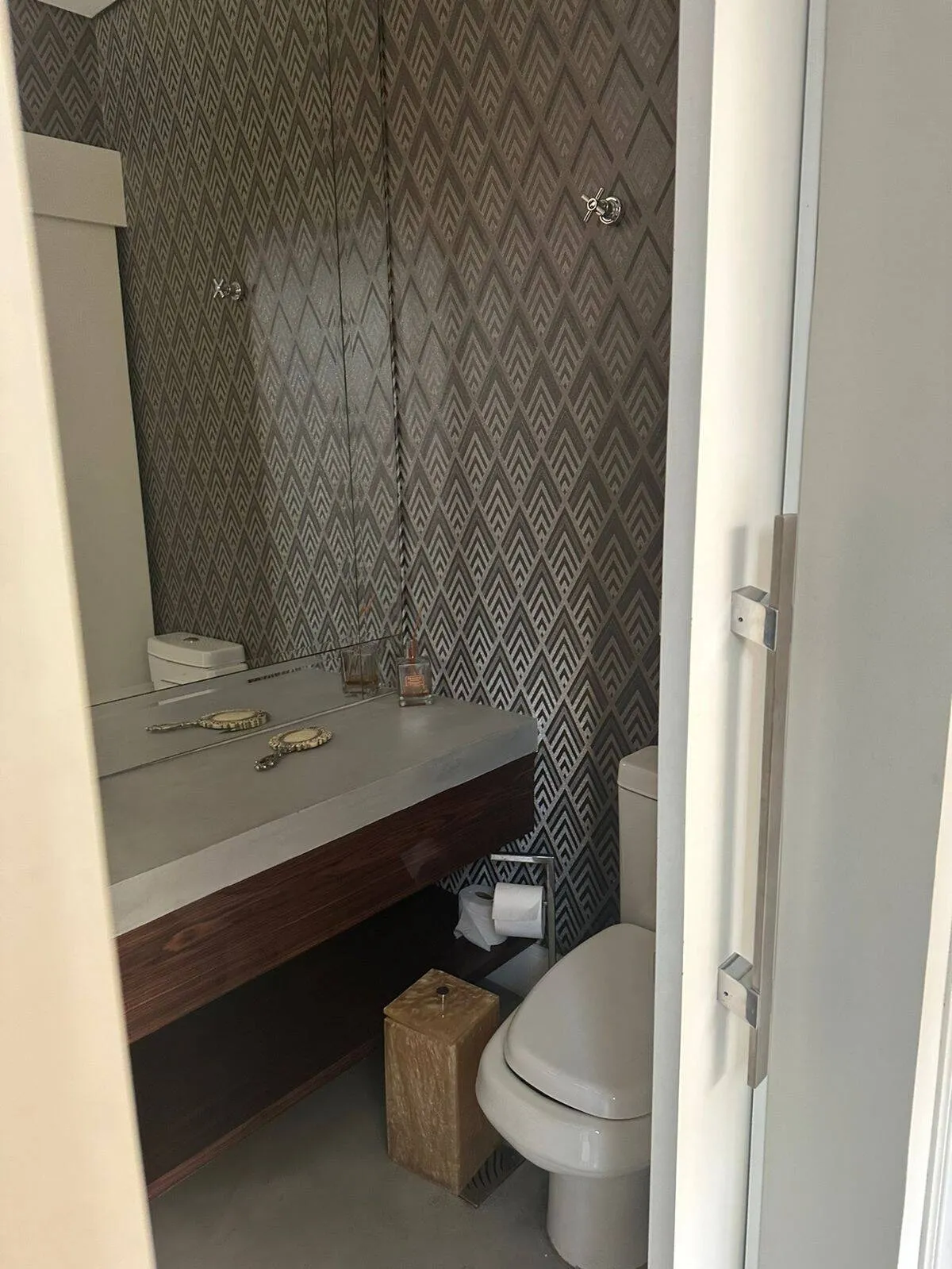 Imagem Sobrado de 403,80m² Localizado no Alphaville Residencial 2 em Barueri/SP!