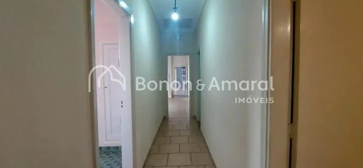Imagem Casa com 3 Quartos sendo 1 suíte e 3 banheiros à Venda, 211 m²