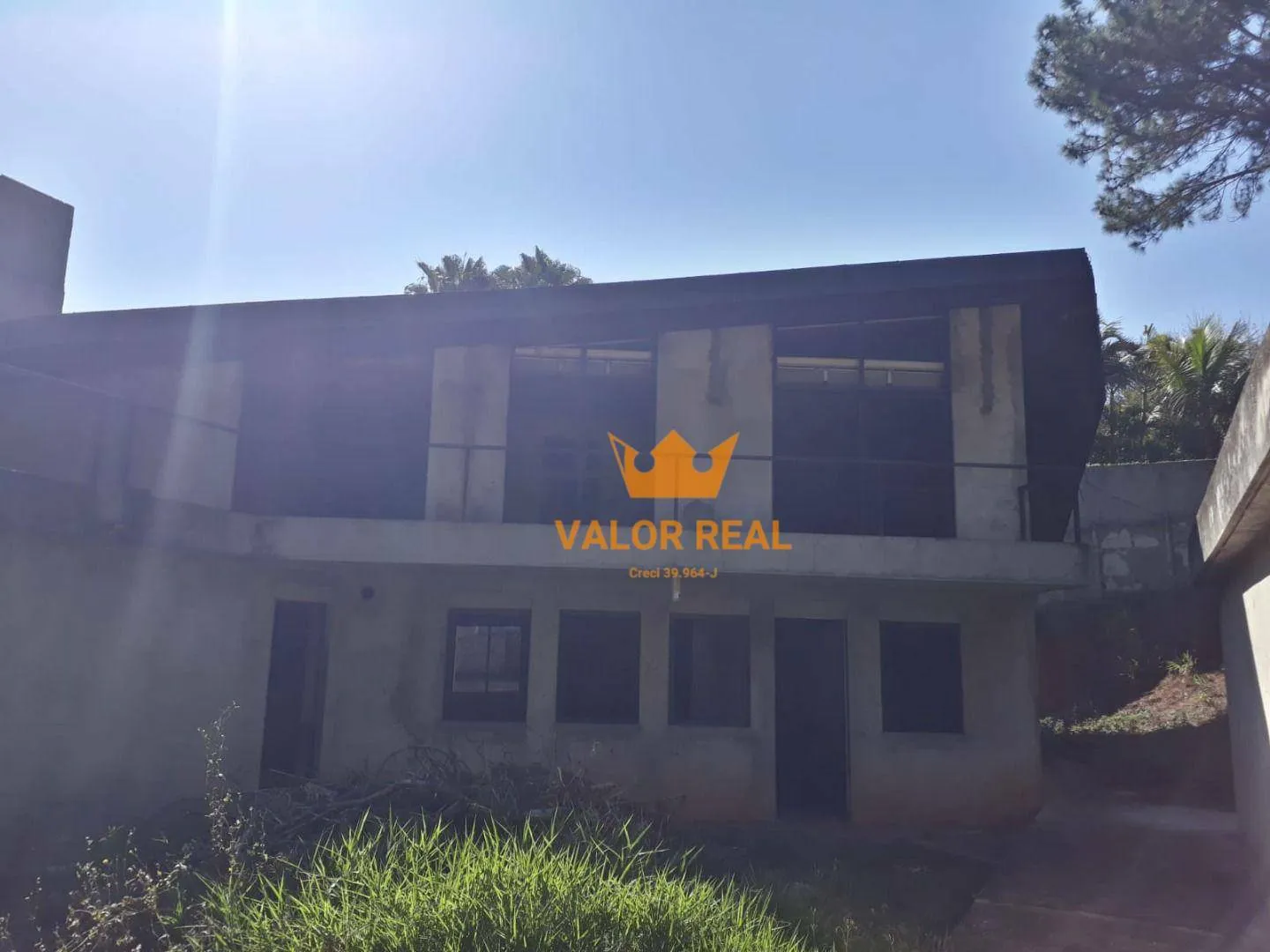 Imagem Magnifica casa em construção de alto padrão, possuindo 3.005m e mais 796m de área construida , possuindo um excelente design.