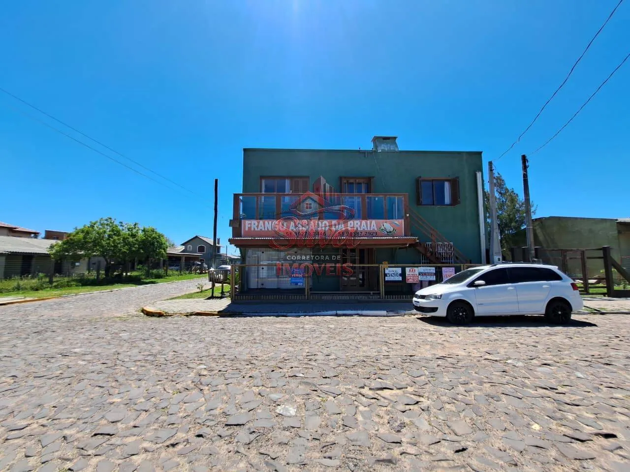 Imagem Prédio comercial de esquina com apartamento no Albatroz