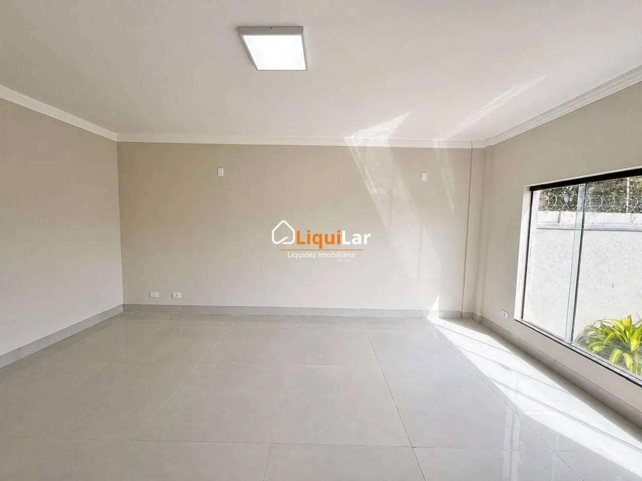Imagem Sobrado com Aptidão Comercial na Vila Rosa Pires | 4 Quartos, Suíte e Localização Estratégica