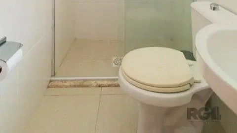 Imagem Casa em condomínio na zona sul, 3 quartos, suíte, lareira, churrasqueira, 2 vagas de garagem coberta.