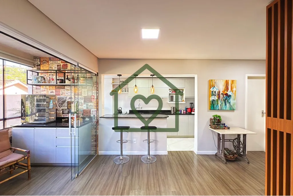 Apartamento encantador no primeiro pavimento, com reforma completa e alto padrão de acabamento! 
Es...