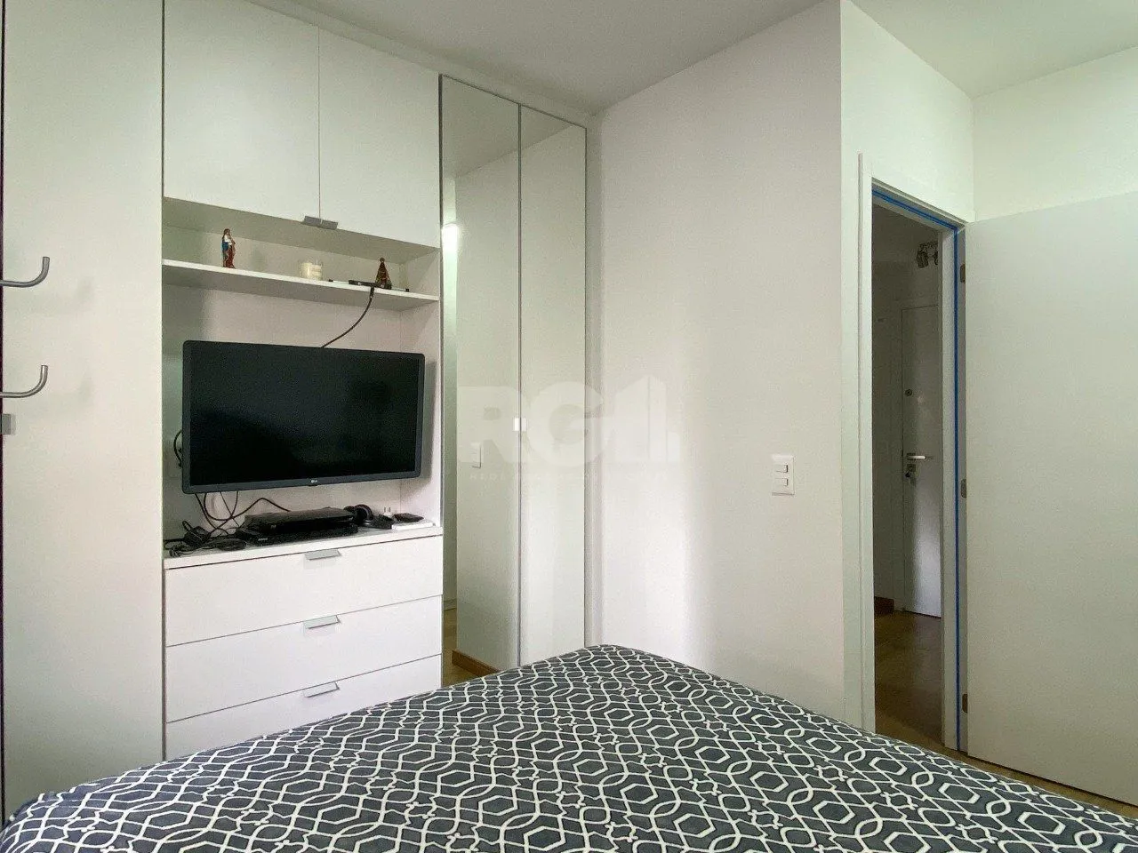 Imagem Apartamento em prédio premiado, totalmente montado, no miolo do Menino Deus