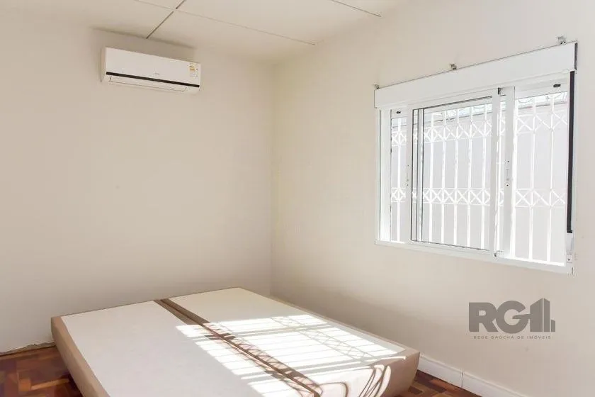 Imagem Casa de 197m² - 5 dormitórios, 3 vagas no bairro Rubem Berta