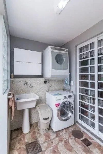 Imagem Vende-se belo sobrado com 3 quartos com suíte e 3 vagas cobertas - 182m² - Vila Ipiranga