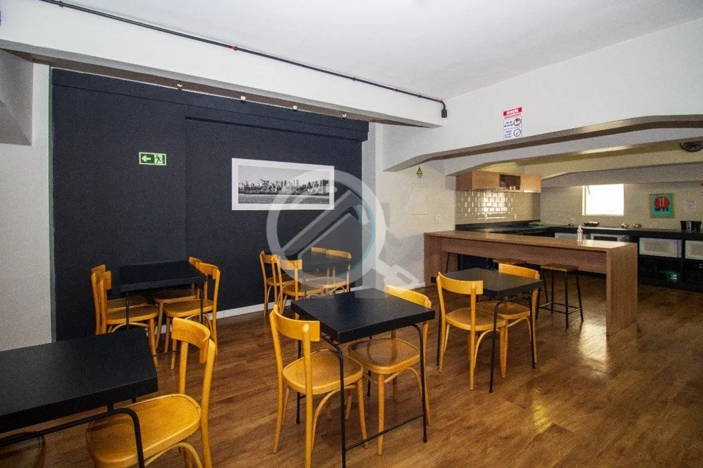 Imagem Studio mobiliado, com dormitório e espaço de convivência conjugados e banheiro social. Localiza-s...