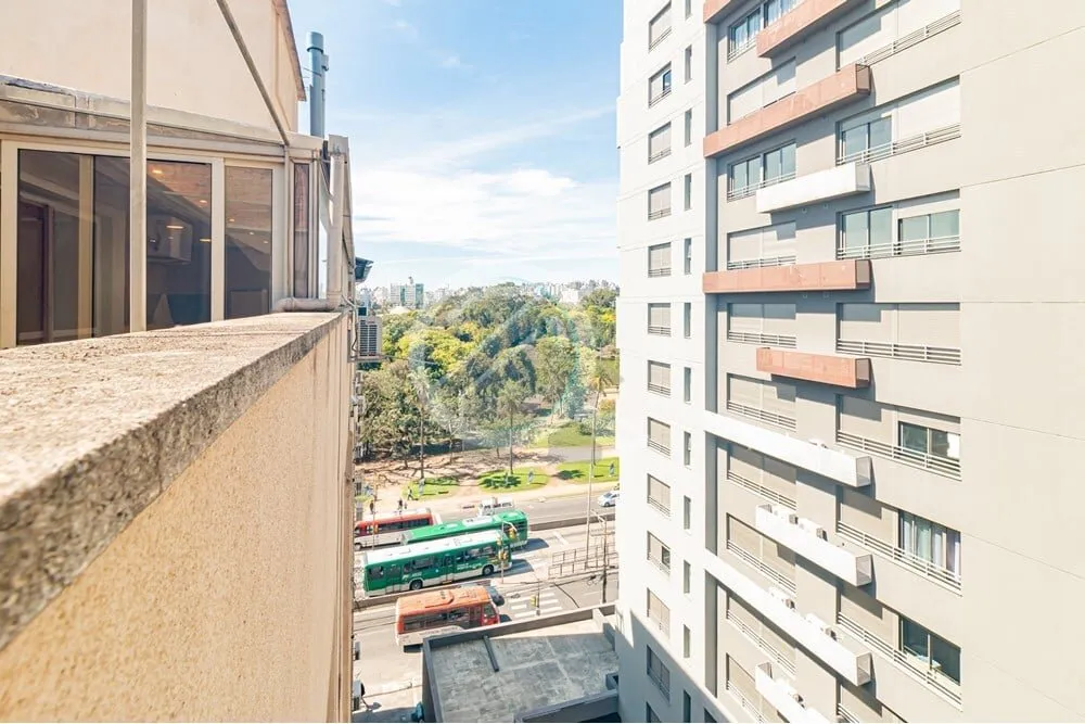 Imagem Descubra o charme desta cobertura ensolarada e silenciosa, localizada em frente ao Parque da Redenç...